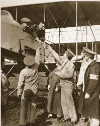 Risiken der Luft als Ablenkung nach den Schützengräben! Verwundete Soldaten machen Luftfahrten, aus The Illustrated War News, 5. Juli 1916
